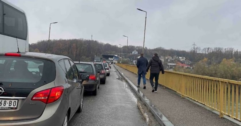 Kilometarske kolone na granici: Vučić šalje pristalice pred prijevremene izbore u RS-u