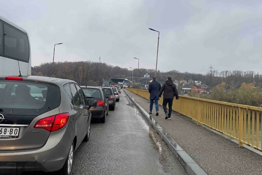 Kilometarske kolone na granici: Vučić šalje pristalice pred prijevremene izbore u RS-u