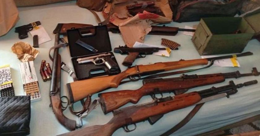 KAO DA SU SE SPREMALI ZA RAT: U Kalesiji pronađen arsenal oružja i 33.000 eura