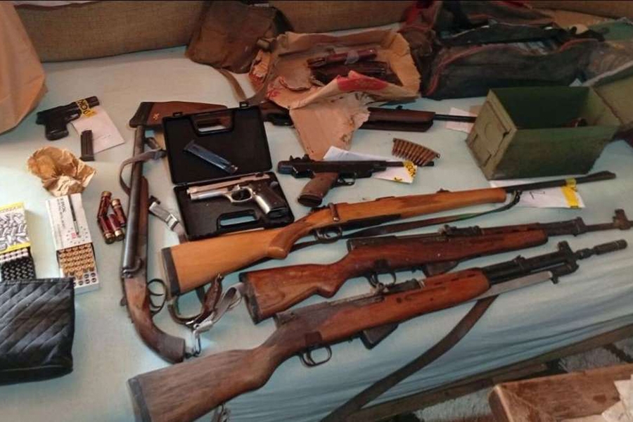 KAO DA SU SE SPREMALI ZA RAT: U Kalesiji pronađen arsenal oružja i 33.000 eura