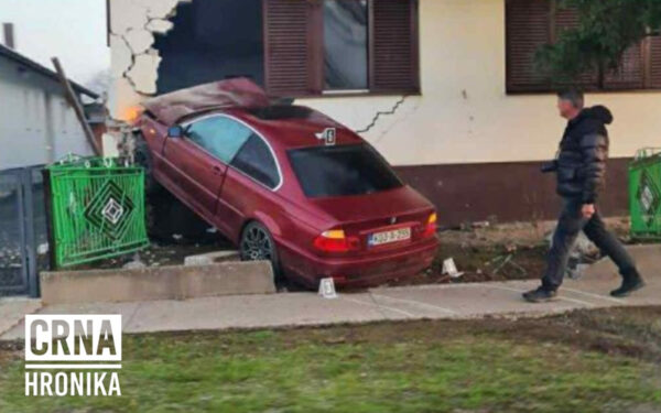 Nesvakidašnja nesreća u BiH: Vozač BMW-a zaspao za volanom i završio u tuđoj spavaćoj sobi
