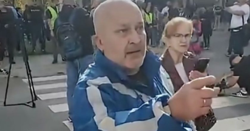 BORAC ARBiH TOKOM PROTESTA U TUZLI PSOVAO RAMI ISAKU: “Dvoje djece sam izgubio…” (VIDEO)