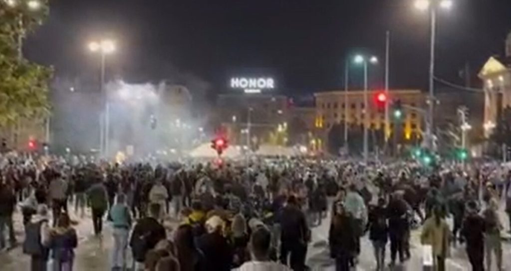 Haos u Beogradu: Došlo je do sukoba, sklonite se na sigurno