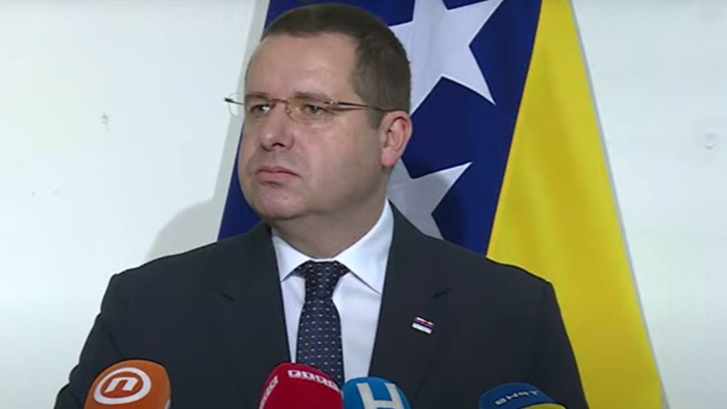 Kovačević uporedio Hitlera i Aliju Izetbegovića: „Nijedan nije presuđen, ali to ne znači da nisu ratni zločinci“