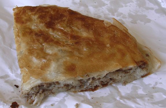 Kupio burek u pekari, pa pretrnuo kad je uzeo zalogaj: Svašta su ljudi nalazili u hrani, ali ovo je moglo ubiti!