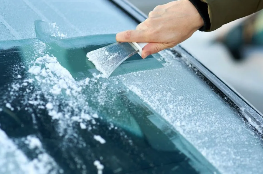 U Austriji nesvjesno možete platiti kaznu dok čistite led s automobila