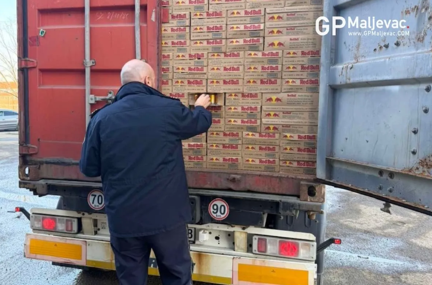 Na granici zaustavljen šleper: Pogledajte šta su pokušali uvesti u BIH, oduzeto 69.600 limenki