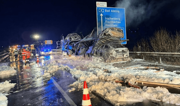 Vozaču iz BiH izgorio šleper s novim Mercedesima na njemačkom autoputu