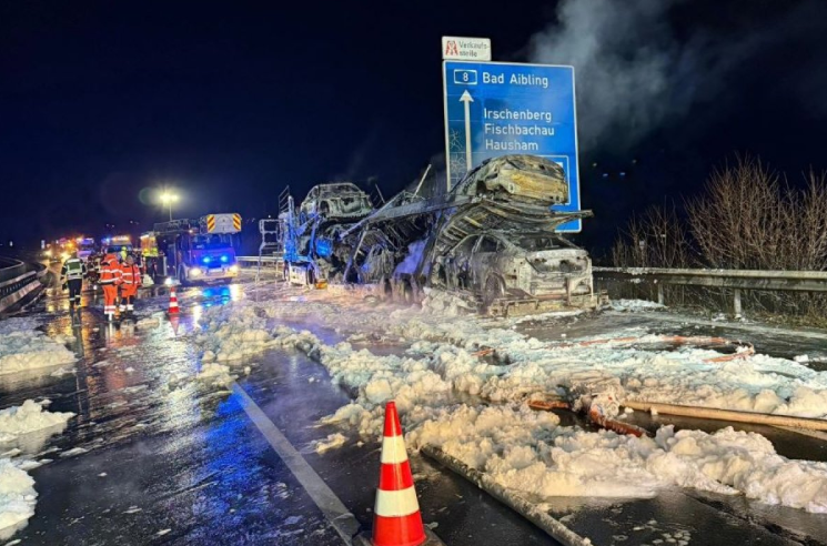 Vozaču iz BiH izgorio šleper s novim Mercedesima na njemačkom autoputu