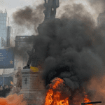 POLJOPRIVREDNICI IZAZVALI HAOS: Brisel u plamenu