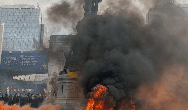 POLJOPRIVREDNICI IZAZVALI HAOS: Brisel u plamenu