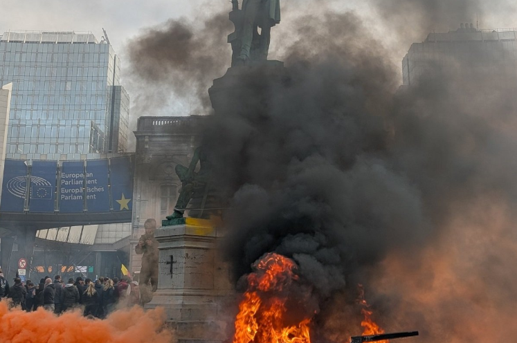 POLJOPRIVREDNICI IZAZVALI HAOS: Brisel u plamenu