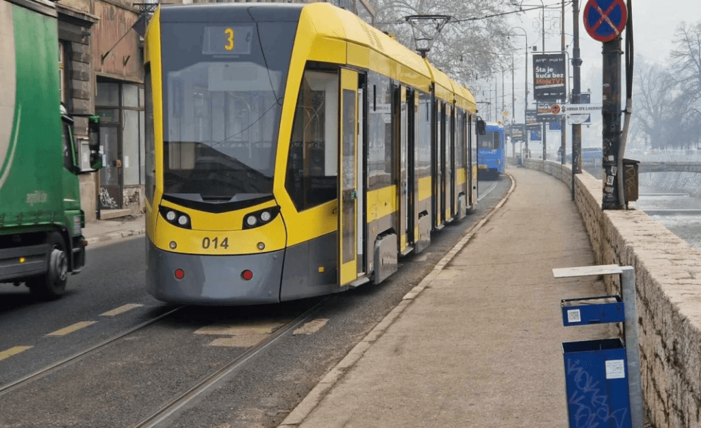 HOROR U SARAJEVU: Mladić brutalno napadnut u tramvaju, policija brzo reagovala