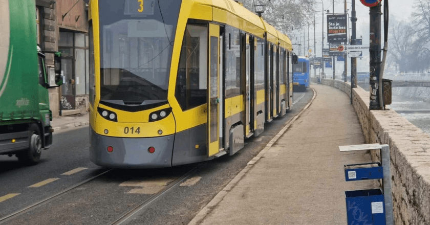 HOROR U SARAJEVU: Mladić brutalno napadnut u tramvaju, policija brzo reagovala