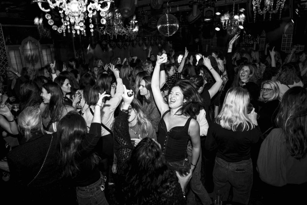 VIRALNA OBJAVA IZAZVALA BURU: “Zašto udata žena ne treba noću da izlazi bez muža”