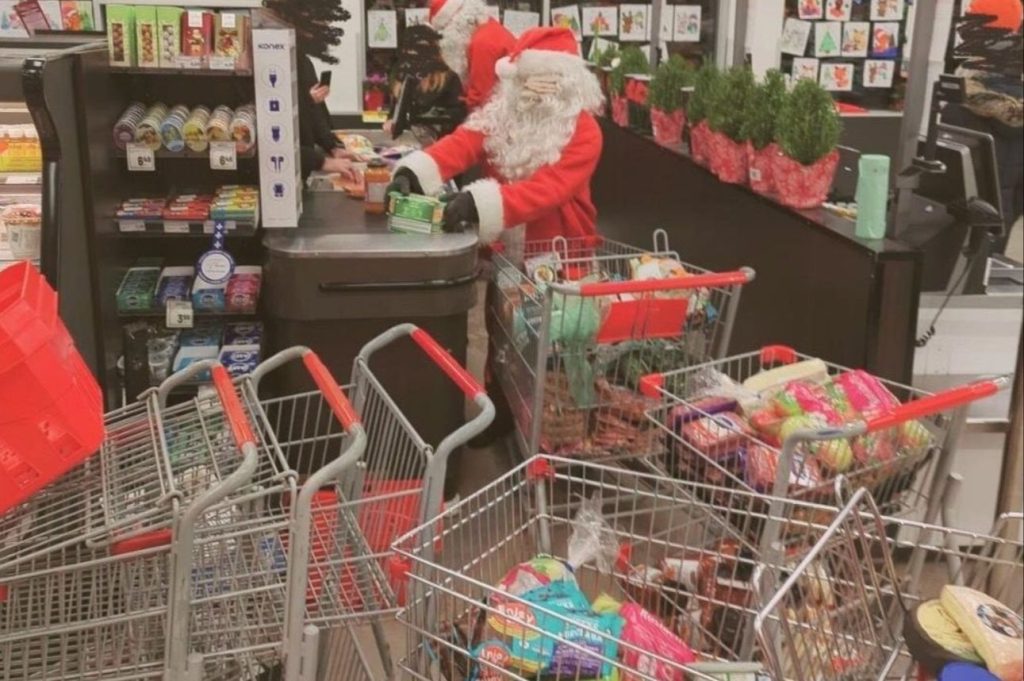Djedovi Mrazovi i vilenjaci u Montrealu opljačkali supermarket i hranu podijelili siromašnima