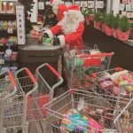 Djedovi Mrazovi i vilenjaci u Montrealu opljačkali supermarket i hranu podijelili siromašnima