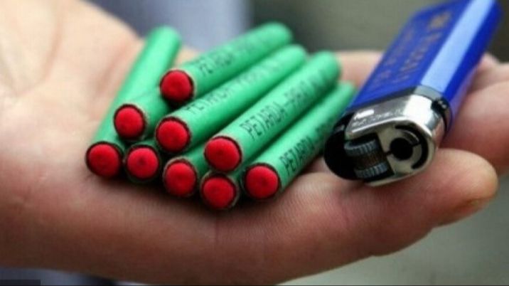 Maloljetnici bacaju petarde u stanove i na balkone