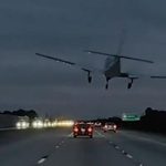 Kamera snimila nevjerovatno slijetanje aviona na automobile