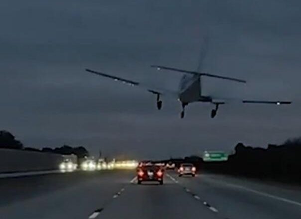 Kamera snimila nevjerovatno slijetanje aviona na automobile