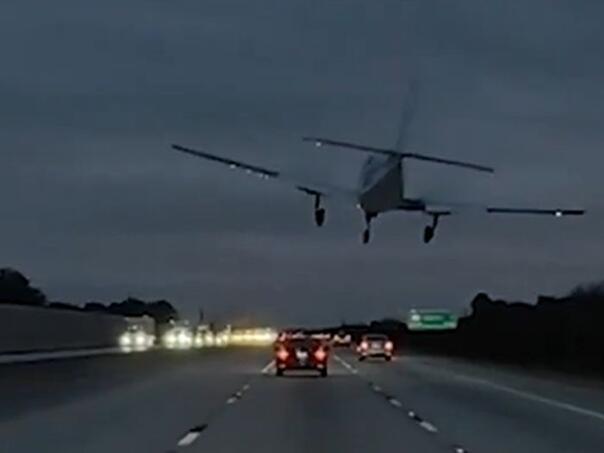 Kamera snimila nevjerovatno slijetanje aviona na automobile
