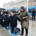 Supruga za uho odvukla muža s trga dok se molio za duhovnu obnovu autoriteta muškaraca