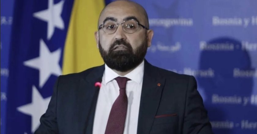 SVE JE GOTOVO: Muhamed Hasanović potpisao dokument