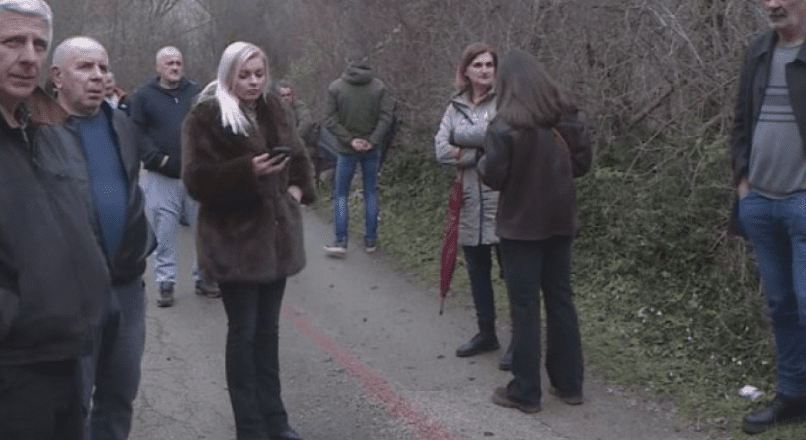 STALI KAO ŽIVI ŠTIT: Bošnjaci branili Srbe povratnike – “Preko nas kamenoloma neće biti” (VIDEO)