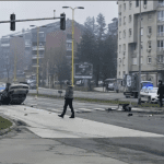 Sudar tri vozila u Tuzli: Jedan automobil završio na krovu, stigla Hitna pomoć