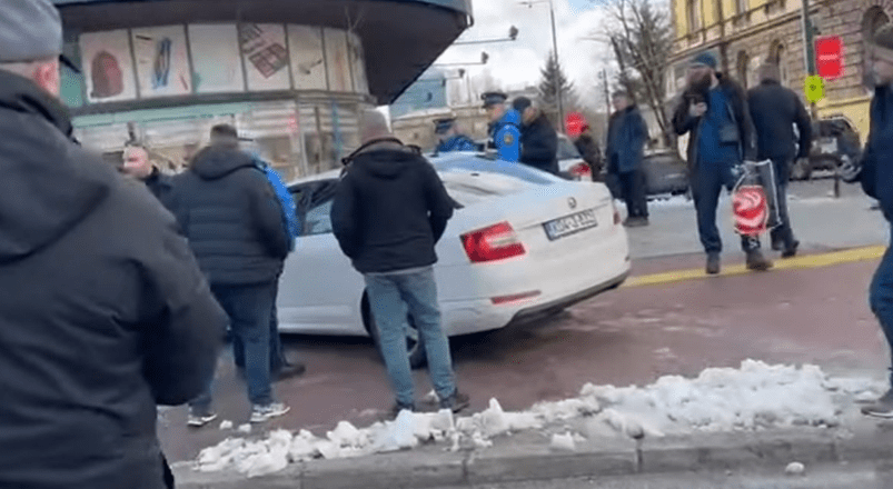 VIDEO / Vozač krenuo na demonstrante, pa uhapšen: Policija kod njega pronašla drogu