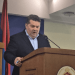 Jučer je održana izuzetno burna sjednica Kolegija Narodne skupštine Republike Srpske, na kojoj je donesena odluka da se za 17 sati zakaže nova posebna sjednica. Na toj sjednici premijer u ostavci Savo Minić trebao bi obrazložiti razloge novog pada Vlade Republike Srpske.   Međutim, već sada je jasno da sjednica neće proteći bez političkih tenzija, jer su iz opozicije najavili bojkot.  Opozicija odbija učešće Zastupnik u NSRS i lider Liste za pravdu i red, Nebojša Vukanović, poručio je da poslanici njegovog kluba neće prisustvovati posebnoj sjednici.   On tvrdi da je pad Vlade rezultat političkih pritisaka i pokušaja da se, kako navodi, ispune zahtjevi međunarodnih aktera.   ZA DLAKU IZBJEGAO SMRT! Evo kako je Khamenei preživio napad u kojem mu je otac ubijen SVIJET | prije 7 sati  „Ne želimo da učestvujemo u ovom procesu i budemo saučesnici u ponižavanju i urušavanju institucija“, istakao je Nebojša Vukanović, dodajući da je pitanje legitimiteta Vlade ranije problematizirano upravo iz tih razloga.  Prema njegovim riječima, cijeli proces povezan je s planovima vlasti da se zaduže na međunarodnom tržištu, što vidi kao ključni motiv političkih poteza u posljednjim danima.  Teške optužbe i lični sukobi Vukanović je također iznio ozbiljne optužbe na račun predsjednika NSRS Nenad Stevandić, tvrdeći da je tokom sjednice došlo do verbalnog sukoba.  VELIKI UDARAC ZA WASHINGTON! Saveznici odbili učestvovati u ratu protiv Irana. Ostaju li Trump i Netanyahu sami? SVIJET | prije 16 sati    Kako navodi, Stevandić ga je vrijeđao i iznosio teške kvalifikacije, što dodatno pokazuje, prema njegovom mišljenju, nivo političke krize u institucijama.  Ovakvi sukobi, koji se sve češće dešavaju unutar najviših zakonodavnih tijela, dodatno produbljuju političke podjele i otežavaju normalan rad institucija.  Opozicija ostaje pri svojim kandidatima Na konferenciji za novinare nakon sjednice, zajedno sa Ognjen Bodiroga, Vukanović je govorio i o političkim planovima opozicije.  Tom prilikom potvrđeno je da Branko Blanuša ostaje kandidat opozicije za predsjednika Republike Srpske, te da oko toga nema pregovora.  Istovremeno, Vukanović je kritikovao i političke aktere poput Adam Šukalo, za kojeg tvrdi da djeluje iz ličnih interesa i mijenja političke stavove u skladu s trenutnim okolnostima.    Dodatne političke poruke Na kraju obraćanja, Vukanović se osvrnuo i na poteze predsjednika Republike Srpske, Milorad Dodik, kritikujući njegove javne istupe i političke poruke.  Cijela situacija dodatno potvrđuje da se politička scena u Republici Srpskoj nalazi u periodu pojačanih tenzija, uz otvorene sukobe vlasti i opozicije, ali i sve izraženije nesuglasice unutar samih institucija.  Očekuje se da će današnja posebna sjednica donijeti nove političke potrese, bez obzira na to što dio opozicije neće učestvovati u njenom radu.