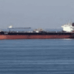 ako je sukob ušao u četvrtu sedmicu, Iran ne pokazuje spremnost na popuštanje. Prema pisanju lista The Washington Post, vlasti u Teheranu odbacuju diplomatska rješenja i fokus stavljaju na kontrolu ključnih energetskih pravaca kako bi izazvale potrese na globalnom tržištu energije i tako izvršile pritisak na Sjedinjene Američke Države i Izrael.  Prema informacijama regionalnih zvaničnika, odlučnost Irana da nastavi sukob povezana je s njegovim utjecajem nad Hormuški moreuz, kroz koji prolazi oko petine svjetskog prometa nafte i plina. Teheran je u velikoj mjeri ograničio plovidbu kroz ovaj prolaz, što je izazvalo ozbiljne poremećaje na energetskim tržištima.   Američki predsjednik Donald Tramp (Trump) uputio je Iranu ultimatum od 48 sati da ponovo otvori moreuz, upozorivši da će, u suprotnom, američka vojska uništiti ključnu energetsku infrastrukturu u toj zemlji.  Ultimatum i ekonomski pritisak Djelimičnom blokadom moreuza Iran, kako navodi jedan neimenovani diplomata, pokušava “učiniti agresiju izuzetno skupom za protivnike”. Dodao je i da se Iran u ovom sukobu suočava s, kako je rekao, “najmoćnijom vojnom silom u historiji”.   Iranski lideri smatraju da je sama sposobnost da zadrže kontrolu nad moreuzom i izdrže napade već određena taktička prednost. Iako su ekonomski efekti za SAD i Evropu zasad relativno ograničeni, rast cijena energenata počinje izazivati sve veću zabrinutost u Vašingtonu (Washingtonu). Pentagon je zbog toga pojačao aktivnosti u području moreuza, raspoređujući dodatne helikoptere i povećavajući broj zračnih udara.  Strategija Teherana, prema procjenama analitičara, zasniva se na ideji da bi nagli rast cijena nafte i plina mogao izazvati globalnu ekonomsku krizu brže nego što bi američka administracija uspjela vojno riješiti situaciju.  Iran je već pokrenuo napade na energetske ciljeve u Katar, Saudijska Arabija i Kuvajt, nanoseći značajnu štetu infrastrukturi i dodatno ugrožavajući globalno snabdijevanje energijom. U isto vrijeme, iransko rukovodstvo očito je spremno podnositi vojne udare bez prihvatanja brzog primirja.  Neuspjeli pregovori i daljnja eskalacija Diplomatske inicijative pokrenule su vlasti Oman i Katara, koje su pokušale posredovati u pregovorima o prekidu vatre. Njihova procjena bila je da, uprkos snažnoj vojnoj sili SAD-a i Izraela, iranska vlast ne može biti brzo srušena. Ipak, Teheran je odgovorio da će razgovori biti mogući tek kada američke i izraelske snage zaustave napade.  Iran, prema riječima jednog diplomate, odbija prihvatiti “preuranjeni prekid vatre” bez jasnih sigurnosnih garancija i kompenzacije za ratnu štetu.  U međuvremenu se sukob dodatno intenzivirao. Prema navodima Pentagona, američke i izraelske snage pogodile su više od 15.000 ciljeva širom Irana, uništavajući vojne objekte i likvidirajući visoke zvaničnike.  Iransko ministarstvo zdravstva tvrdi da je u sukobu poginulo više od 1.200 civila. Među njima je i više od 160 osoba, uglavnom djece, koje su stradale u napadu na jednu školu.  Situaciju je dodatno pogoršalo ubistvo visokih iranskih zvaničnika, uključujući Ali Larijani, sekretara Vrhovnog vijeća nacionalne sigurnosti.  Zapadni diplomati navode da je Larijani bio jedna od ključnih figura za eventualne pregovore sa Zapadom, te da je njegova smrt značajno smanjila šanse za diplomatsko rješenje.  Kao odgovor na napade, Iran je gađao energetsku infrastrukturu u Kataru, Saudijskoj Arabiji i Kuvajtu, pri čemu je posebno teško oštećeno katarsko postrojenje za prirodni gas.