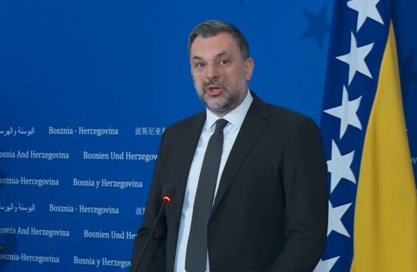 OŠTRA PORUKA KONAKOVIĆA: “I Schmidt me sve više nervira” – upozorio da Putin pobjeđuje EU usred Evrope