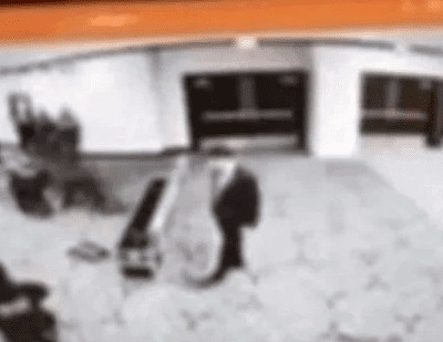 Ovo je trenutak kada naoružani napadač kreće prema Trumpu