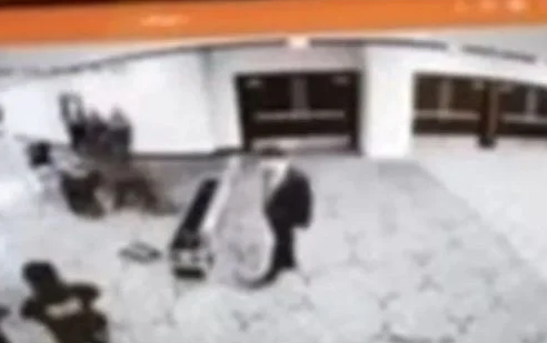 Ovo je trenutak kada naoružani napadač kreće prema Trumpu