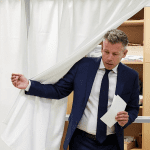 Ko je Peter Magyar: Kao dječak držao Orbanovu sliku — danas ga gura u politički zaborav…