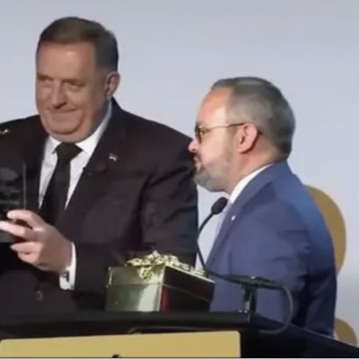 BIZARNA SCENA U SAD: Dodiku uručuju nagradu, ispred sale demonstranti digli glas!