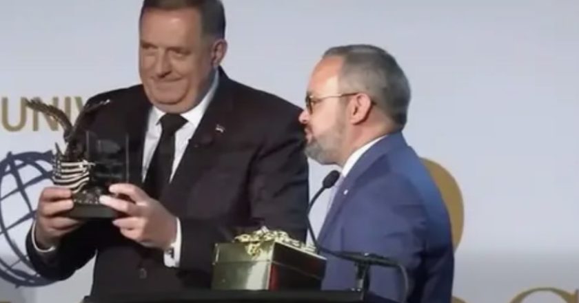 BIZARNA SCENA U SAD: Dodiku uručuju nagradu, ispred sale demonstranti digli glas!