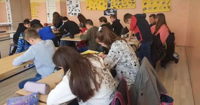 Nova pravila u školi u BiH podigla buru: bez mobitela, šminke i lakiranih noktiju