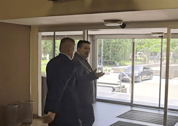 PROCURIO SNIMAK IZ NSRS-a: Stevandić potpuno izgubio kontrolu u holu! (VIDEO)