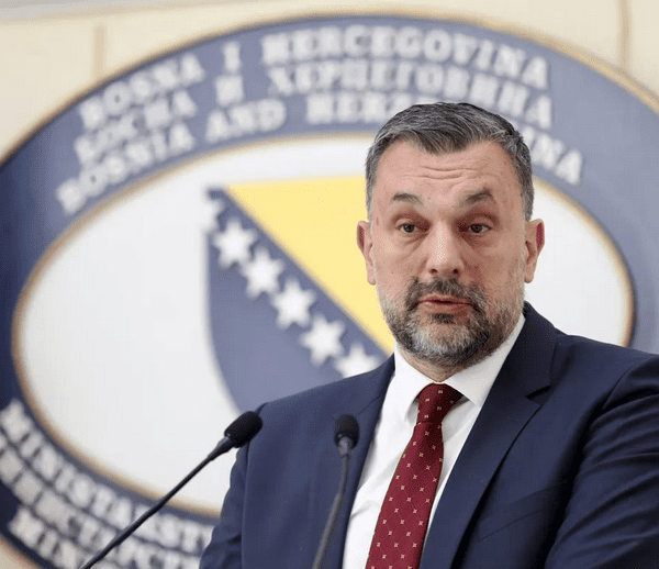KONAKOVIĆ ŽESTOKO UDARIO NA DODIKA: “Poznata seoska varalica ponovo servira šarene laže!”