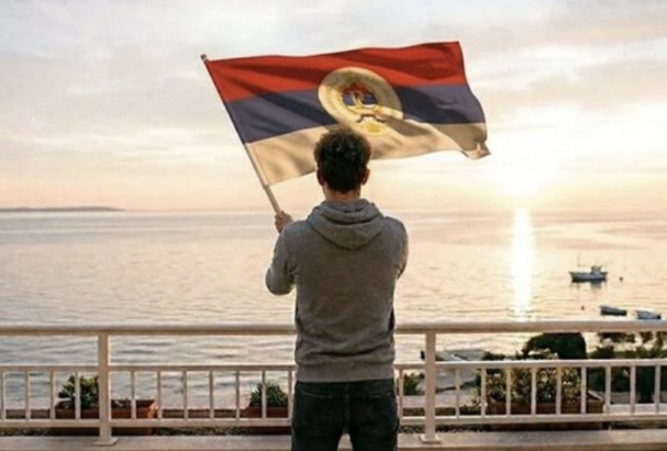 Mahao zastavom RS na balkonu: Protjeran iz države