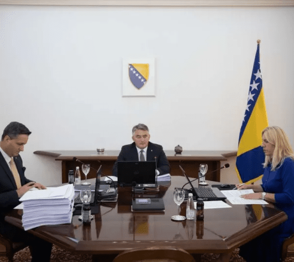 Predsjedništvo BiH nije usvojilo budžet za 2026.godinu: Komšić bio protiv, Bećirović sudržan. Amidžić napao Nikšića i SDP