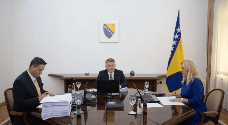 Predsjedništvo BiH nije usvojilo budžet za 2026.godinu: Komšić bio protiv, Bećirović sudržan. Amidžić napao Nikšića i SDP