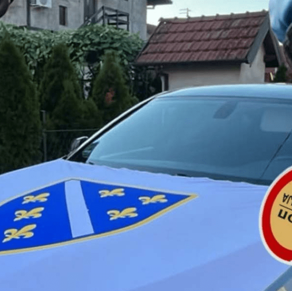 „ZBOG ZASTAVE NA VOZILU USLIJEDILA PRIJAVA: Novi slučaj iz Modriče izazvao pažnju javnosti“