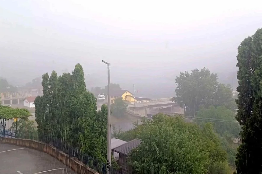 NEVRIJEME NAPRAVILO HAOS: Ulice pod vodom, pojavili se i odroni (VIDEO)