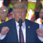 Šta se dogodilo Trumpu? Neobičan nastup za mikrofonom pokrenuo raspravu na internetu