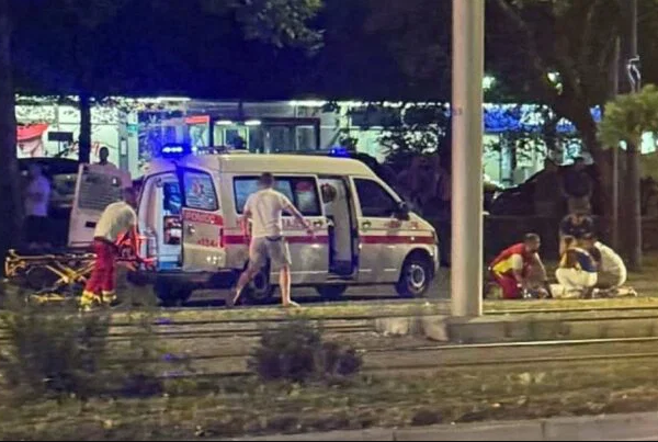 DRAMA TOKOM SLAVLJA POBJEDE BiH: Mladić pao s krova automobila, bori se za život