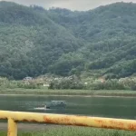 ŠOKANTAN SNIMAK NAKON KOMEMORACIJE: Sa splava na Zvorničkom jezeru odjekivala pjesma “Da Bog da se Srebrenica triput ponovila”