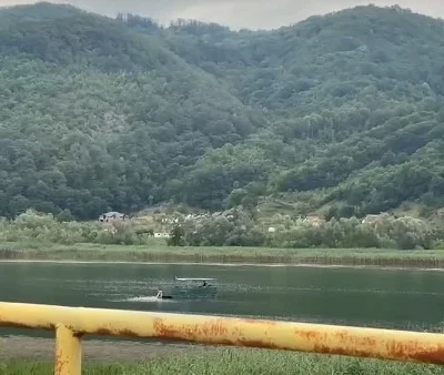 ŠOKANTAN SNIMAK NAKON KOMEMORACIJE: Sa splava na Zvorničkom jezeru odjekivala pjesma “Da Bog da se Srebrenica triput ponovila”